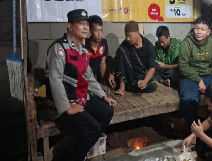 Bhabinkamtibmas Polsek Tegalwaru Sambang Warga Parakan badak, Mekarbuana Ajak Waspada