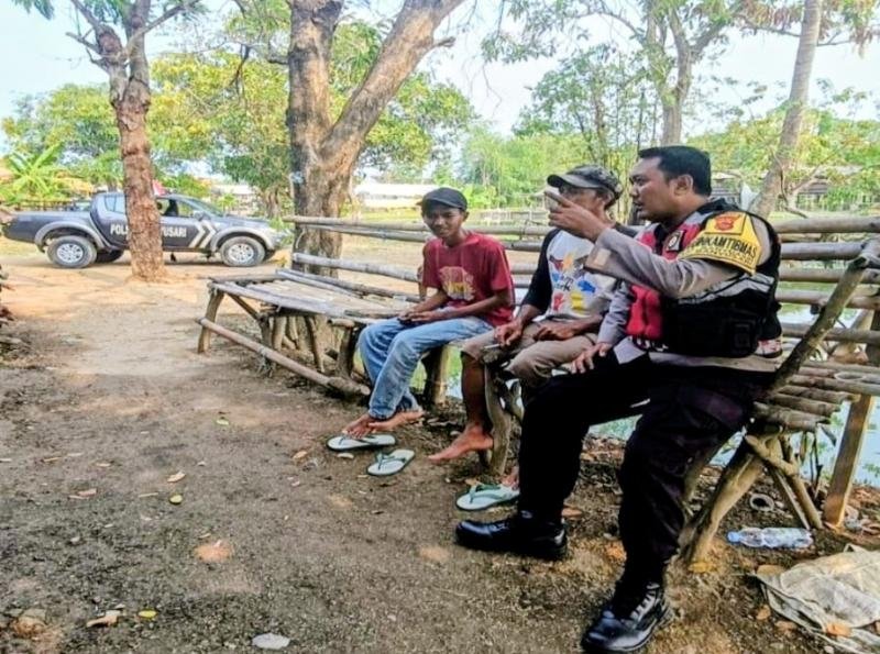 Anggota Bhabin Polsek Banyusari Melaksanakan Sosialisasikan Bahaya Judi Online Kepada Masyarakat