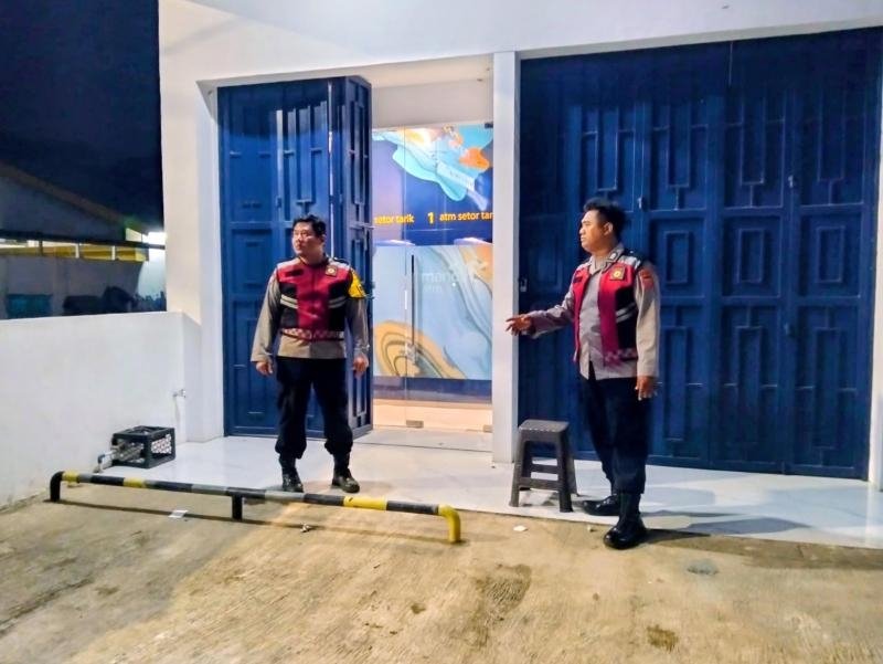 Upaya Anggota Polsek Batujaya Gencar Ciptakan Keamanan di Bank Mandiri Unit Batujaya pada malam hari