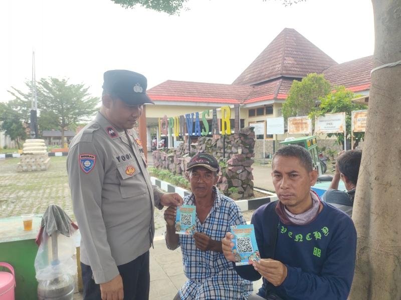 Dalam Upaya Polsek Purwasari Sosialisasi QR Barcode Propam Mabes Polri ke Warga Secara Masif