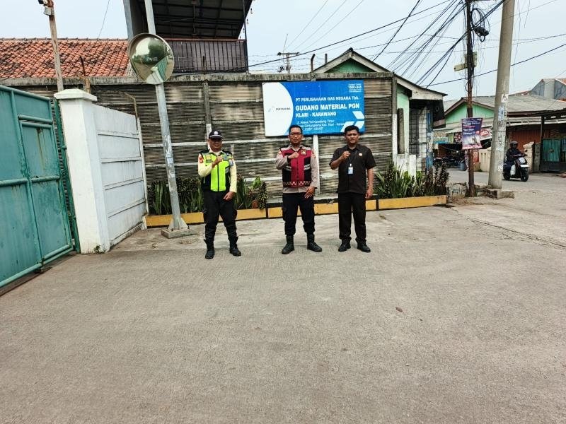 Patroli Siang Polsek Klari Pastikan Situasi PT PGN Aman dan Kondusif