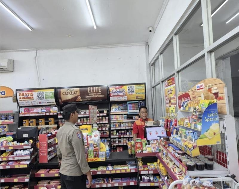 Humanis Pesan Waspadai C3 Jadi Atensi Patroli Malam Personil Polsek Tegalwaru di Minimarket Loji