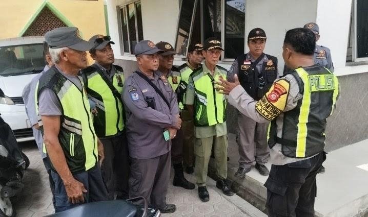 Jelang Pilkades Serentak 2026, Bhabinkamtibmas Polsek Klari Berikan Penyuluhan Kamtibmas kepada Linmas Desa Cibalongsari