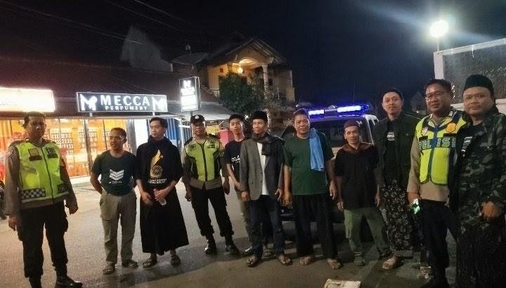 Personel Polsek Klari Laksanakan Patroli Sapa Warga dan Silaturahmi Kamtibmas Bersama Para Santri di Masjid Syeh Rahman, Desa Gintungkerta