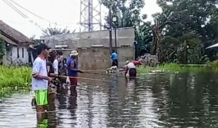 Bertahan di Tengah Genangan, Warga Karang Asih Menanti Bantuan yang Merata