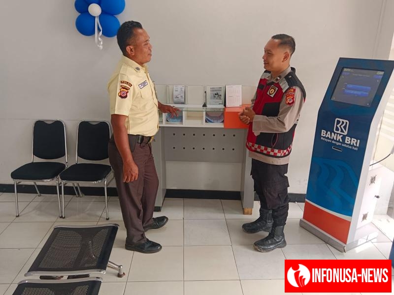 Personil Polsek Tegalwaru Patroli Siang Hari Sambang Kantor BRI Loji Imbau Satpam Jaga Waspada