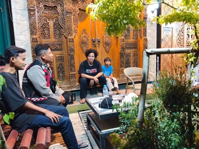 Anggota Polsek Batujaya ajak Masyarakat untuk Ciptakan Keamanan dan Ketertiban Masyarakat melalui Kegiatan Ngawangkong