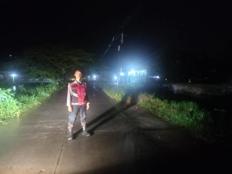 Anggota Polsek Batujaya melaksanakan Patroli Prekat guna Antisipasi terjadinya GU Kamtibmas pada malam hari menjelang Sahur Ramadhan