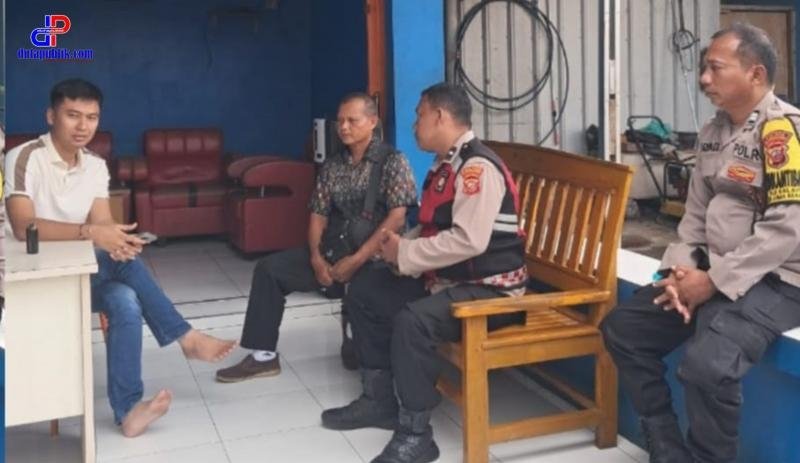 Aipda Yuli Gencar Patroli Dialogis Personel Polsek Lemahabang Imbau Warga Pertahankan Kamtibmas