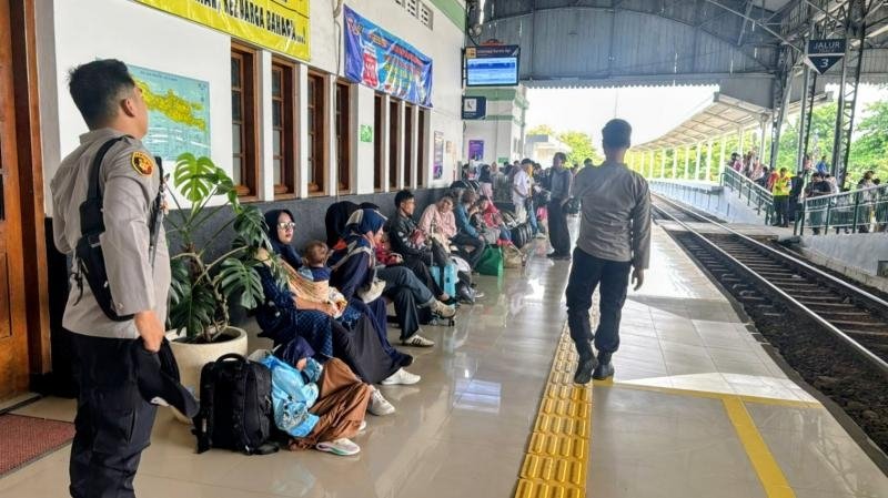 Pengamanan Ketat di Stasiun Cikampek, 806 Penumpang Kereta Jarak Jauh Terpantau Naik pada H-2 Lebaran