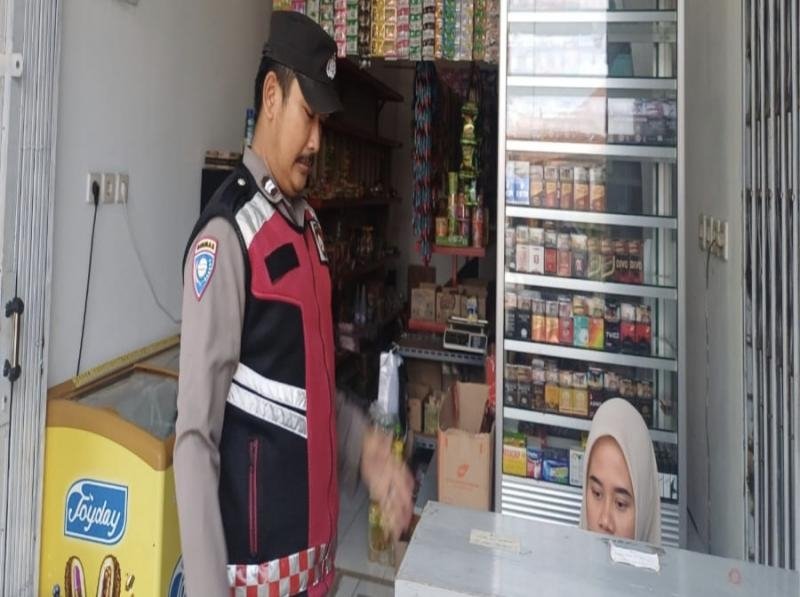 Personil Polsek Tegalwaru Patroli Siang Edukasi Humanis Penjaga Pertokoan Loji Agar Awas