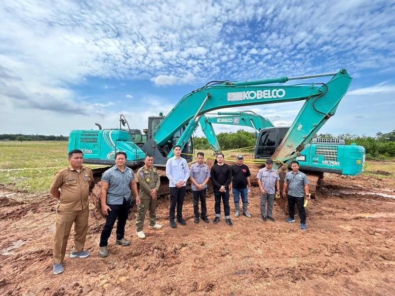 Polres Subang Cek Lokasi Dugaan Galian Tanah Merah Ilegal di Patokbeusi, Excavator Dipasangi Police Line