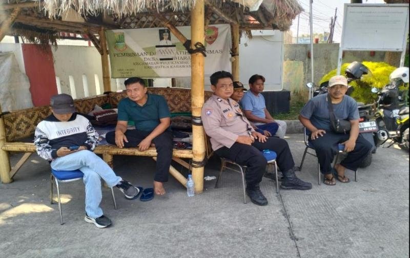 Bhabinkamtibmas Desa Sukaharja Laksanakan Giat Sambang Dialogis ke Warga Dusun Pakuncen