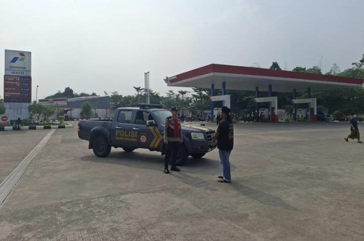 Personil Polsek Tegalwaru Patroli Siang di SPBU Munjul Loji Sapa Warga Patroli Beri Pesan Agar Waspada