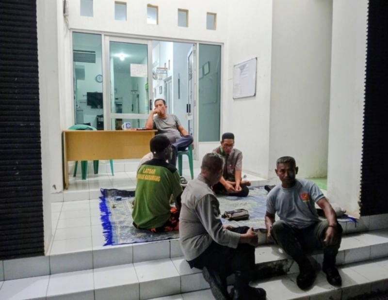 Personil Polsek Tegalwaru Patroli Malam Sambang Warga di Kantor Desa Cintalanggeng Edukasi Peduli Kamtibmas
