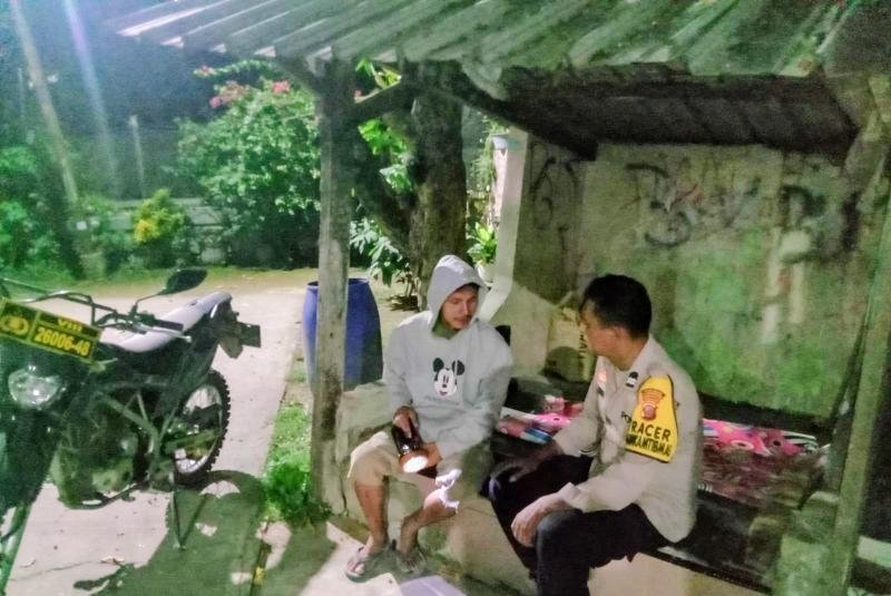 Sapa Warga Saat Patroli Malam, Bhabinkamtibmas Polsek Klari Sambangi Lingkungan Binaan