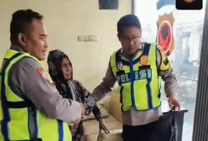 Nenek Pikun Lupa Jalan Pulang, Personel Polsek Klari Antar ke Rumahnya di Bojong