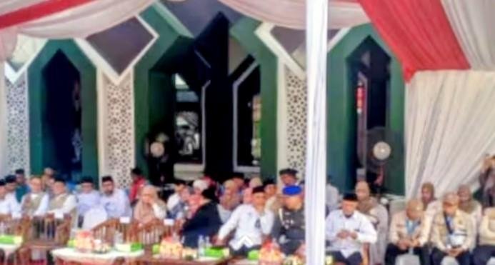 Tangis Haru Iringi Keberangkatan 435 Jamaah Haji Karawang ke Tanah Suci