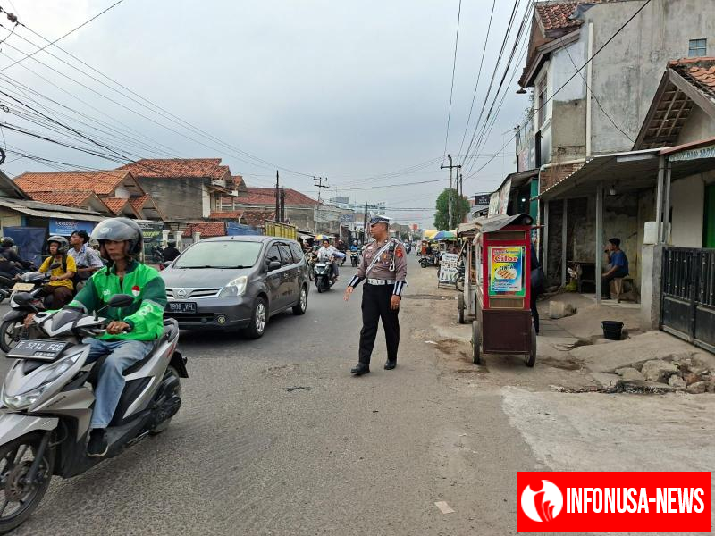 Potret Gatur Polantas di Karawang saat Urai Kemacetan Lalu Lintas di Jalan Raya