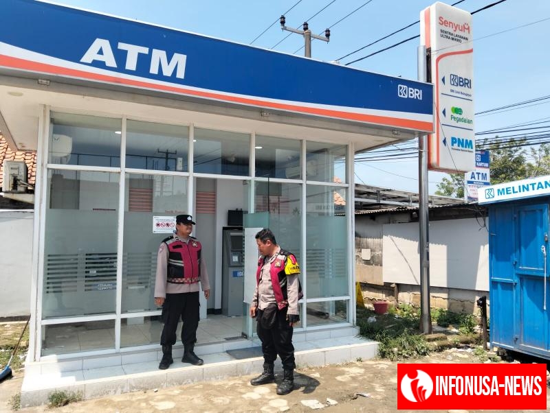Anggota Polsek Batujaya Ciptakan Keamanan Bank BRI Unit Batujaya di siang hari