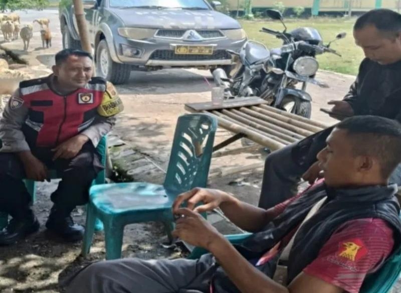 Anggota Polsek Banyusari Aipda Abdul Rahman Melaksanakan Sosialisasikan Bahaya Judi Online Kepada Masyarakat