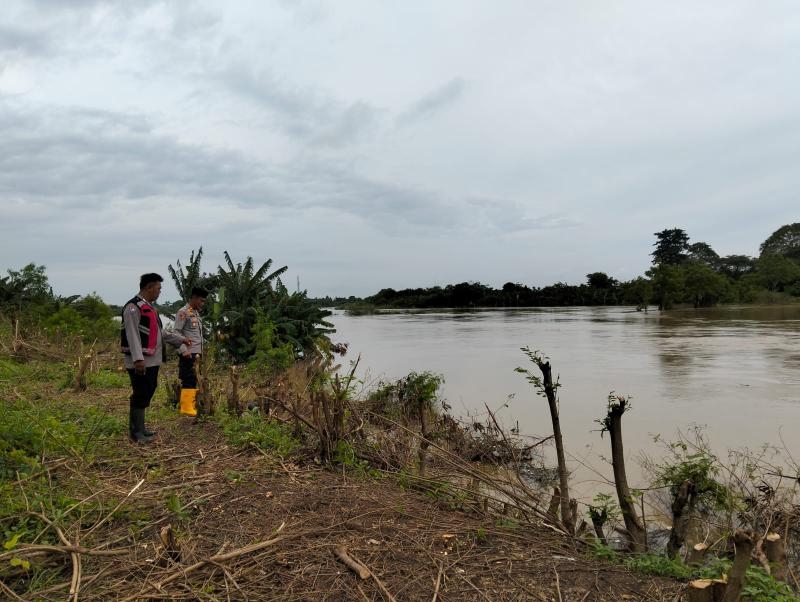 Kapolsek Batujaya Kontrol Debit Air Kali Citarum yang kembali banjir