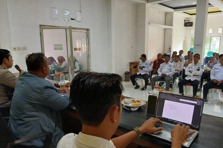 Hadiri Rapat Minggon Desa, Bhabinkamtibmas Desa Walahar Polsek Klari Sampaikan Himbauan Kamtibmas