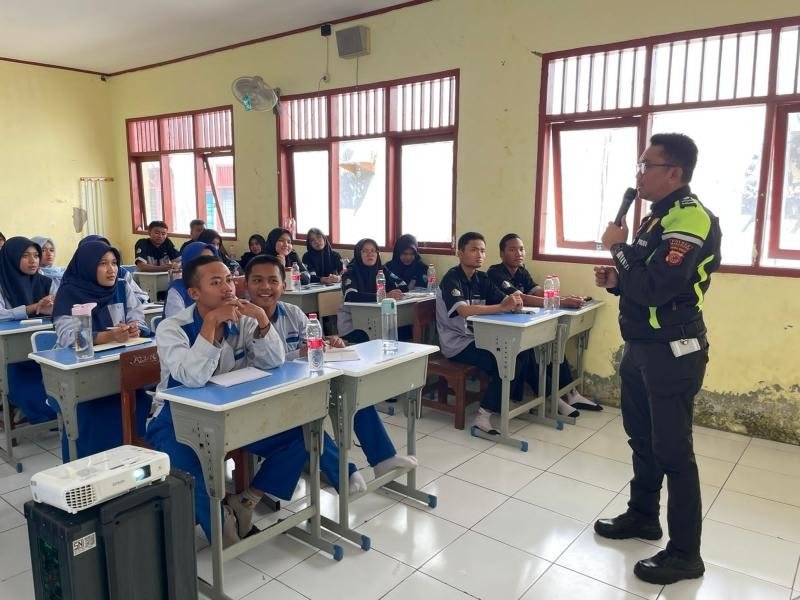Potret Satlantas Polres Karawang saat Sajikan Keseruan saat Kegiatan Police Goes to School di SMAN 3 Karawang