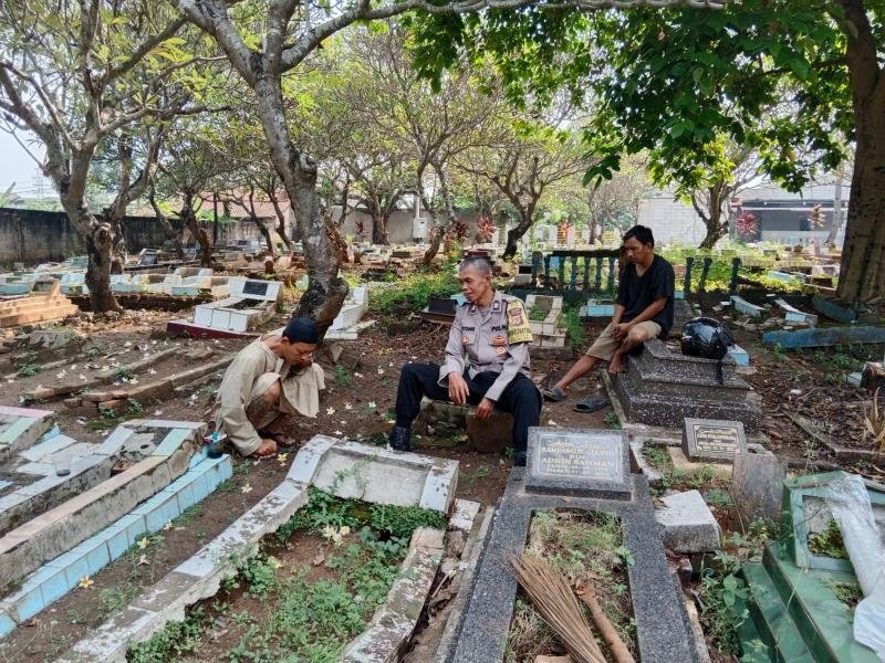 Bhabinkamtibmas Desa Duren Takziah ke Pemakaman Almarhumah Hj. Euis