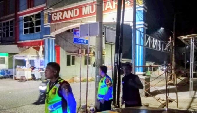 Personel Polsek Klari Patroli Dialogis Malam Hari di Depan Perum Grand Mutiara