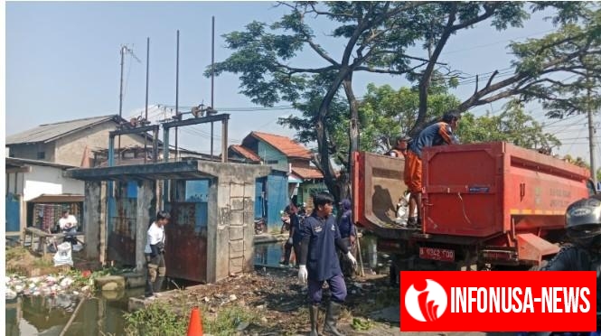 UPTD Wilayah 4 Dinas Lingkungan Hidup Kabupaten Bekasi Angkat Sampah di Pintu Air Puri Nirwana Residence Desa Sukaraya Kecamatan Karangbahagia