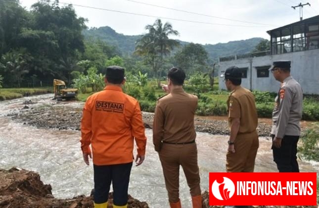Wabup Sumedang M. Fajar Aldila Bersama Kepala BPBD Bambang Rianto Tinjau Langsung Kondisi Sungai Cileuleuy Diperbatasan Desa Cipameupeuk