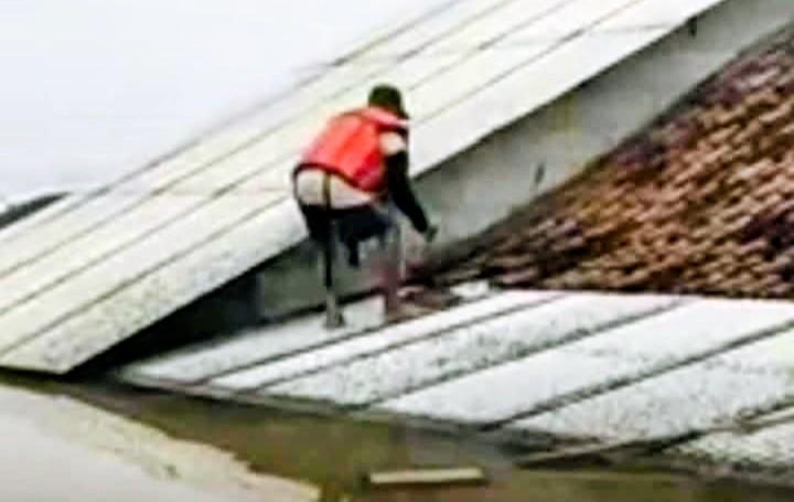 Hingga Menyentuh Atap: Derita Panjang Warga Karangligar di Tengah Ujian Banjir Ekstrem