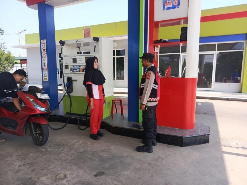 Agar selalu tertib dalam antri pengisian BBM, Personil Polsek Tempuran Tadi siang Kembali Himbau karyawan dan konsumen SPBU.