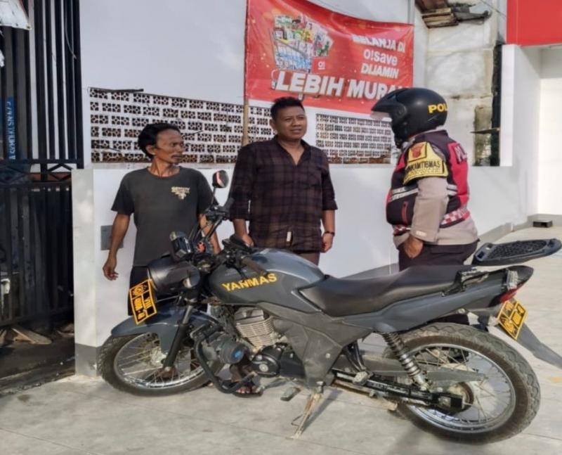 Aipda Abdul Rahman Bhabinkamtibmas Polsek Banyusari Hadir ditengah Masyarakat saat menjalankan Ibadah Puasa