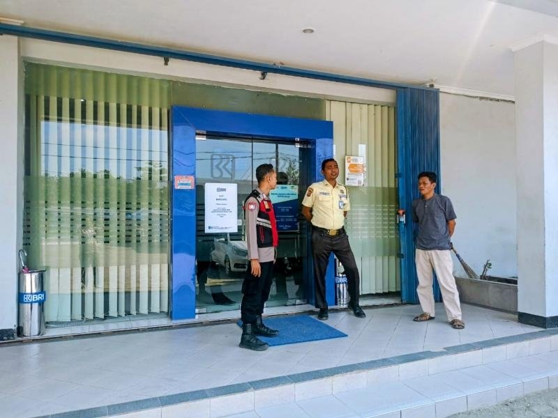 Anggota Polsek Batujaya Sambangi Scurity Bank BRI Unit Batujaya di siang hari