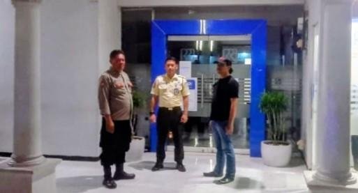 Ciptakan Situasi Bank BRI Aman dan ATM Aman, Personil Polsek Telukjambe Barat Beri Pesan Kamtibmas Ke Security