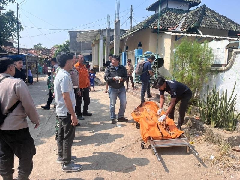 Mayat Pria Tanpa Identitas Ditemukan Mengambang di Sungai Citarum Karawang, Polisi Lakukan Identifikasi