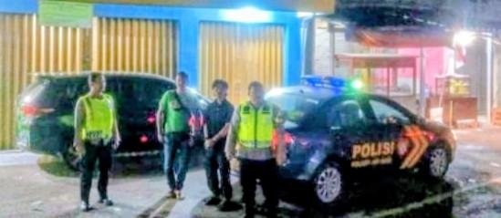 Polsek Jatisari Lakukan Patroli KRYD Malam, Sasaran Pastikan Pertigaan Jalan Raya Cikalong Aman, Polsek Jatisari Lakukan Patroli Malam Sapa Warga