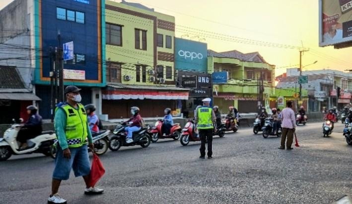 Sapa Pagi, Polsek Klari Berikan Pelayanan Terbaik kepada Warga Lakukan Gatur Lalin