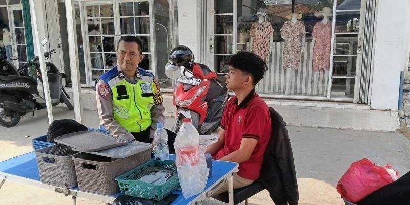 Optimalkan Sebar Himbauan Kamtibmas, Bhabinkamtibmas Polsek Telagasari Pastikan Lingkungan Bebas Gukamtibmas