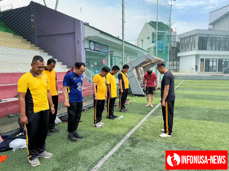 Jaga Kebugaran Kapolsek Kotabaru Iptu Suherlan Ajak Anggota Laksanakan Olah Raga Bersama di Lapang Royal Mini Soccer Wancimekar