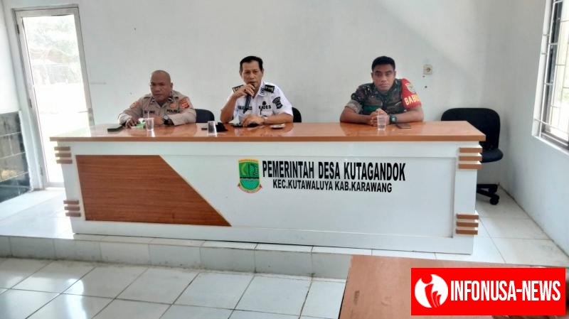Sinergitas TNI, Polri Babinsa dan Bhabinkamtibmas Hadiri Rapat Minggon Desa Kutagandok Kec.Kutawaluya