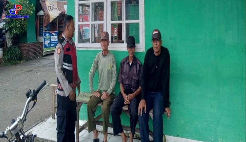 Personel Polsek Lemahabang Imbau Petugas Jaga Situs Budaya Makam Syekh Quro Untuk Tetap Pertahankan Kamtibmas

POLRES KARAWANG POLDA JABAR – Personel Polsek