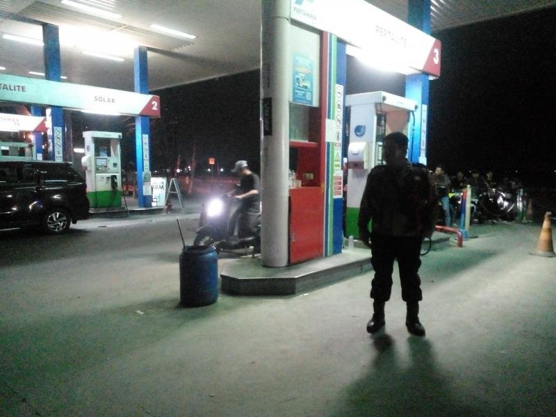 Anggota Polsek Batujaya Getol melaksanakan Patroli Prekat di SPBU Batujaya pada malam hari