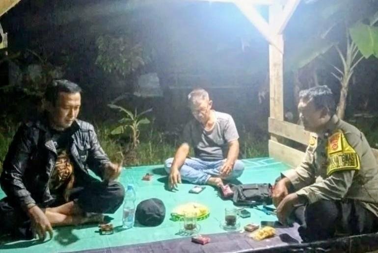 Pak Bhabin Ikut Serta Dalam Giat Ronda Bersama Warga