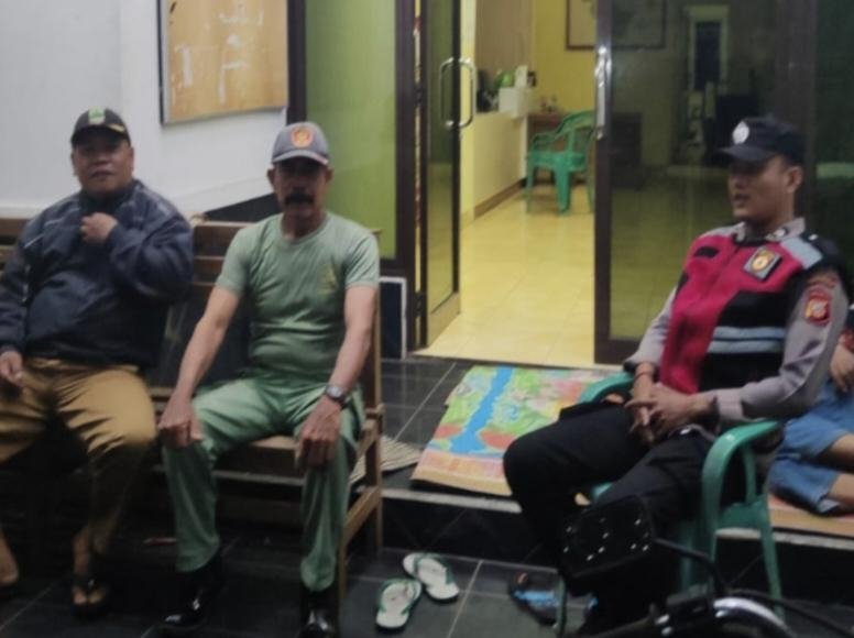 Bhabinkamtibmas Polsek Tegalwaru Ajak Warga Bakan ngantay Desa Cintalaksana Waspadai Gukamtibmas