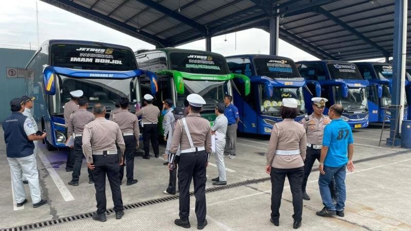 Pastikan Keselamatan Buruh, Polres Karawang Lakukan Ramp Check Armada Bus