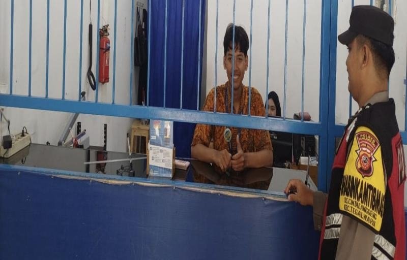 Personil Polsek Tegalwaru Giat Patroli Siang Sambang Kios Pusat Gadai Loji Imbau Warga Waspada