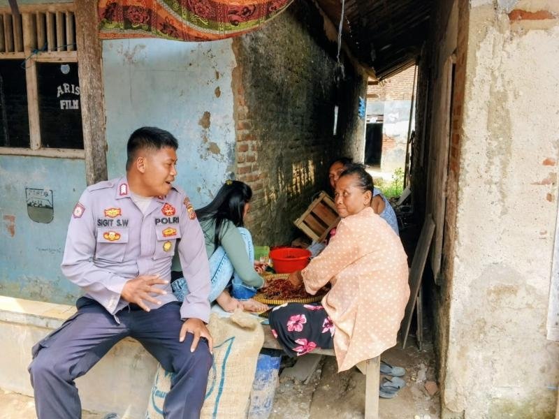 Anggota Polsek Batujaya sambangin Masyarakat Batujaya untuk memberikan Arahan dan Himbauan Kamtibmas